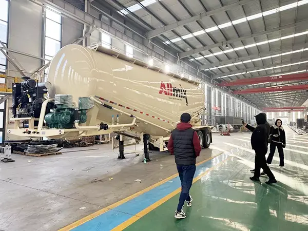 Tervetuloa Kazakstani -asiakkaat käymään Bulk Cement Tank Semi -perävaunun työpajassa