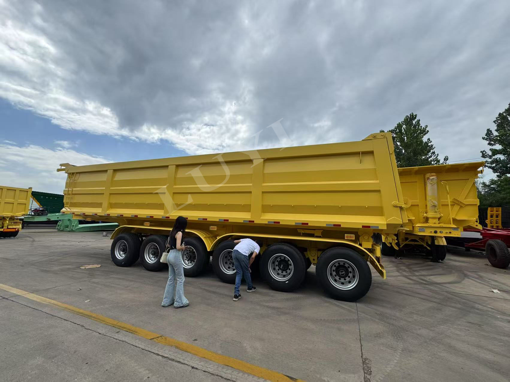 Saudi-asiakkaat tarkastavat paikan päällä 30 kuutiometrin sementtisäiliöautoja ja saavuttavat tehokkaasti yhteistyötilauksen