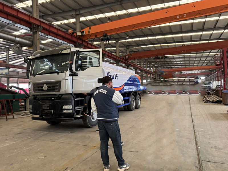 Luyi Factory toivottaa tervetulleeksi Kirgisian asiakkaat. Paikan päällä tehdyn tarkastuksen jälkeen öljysäiliöauton osto on suoritettu onnistuneesti