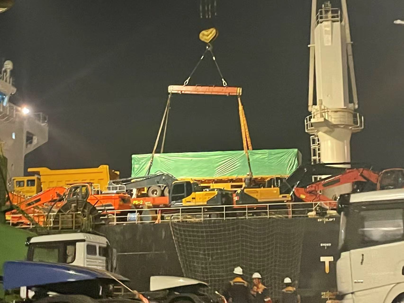 Purjehdi Ghanaan! Kolme LuYin tasaista puoliperävaunua on ladattu onnistuneesti laivaan