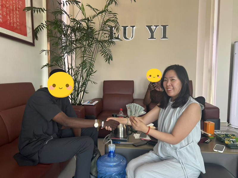 Nigerialaiset asiakkaat vierailivat LuYissä ja allekirjoittivat sopimuksen, joka avasi uuden luvun puoliperävaunuyhteistyössä.