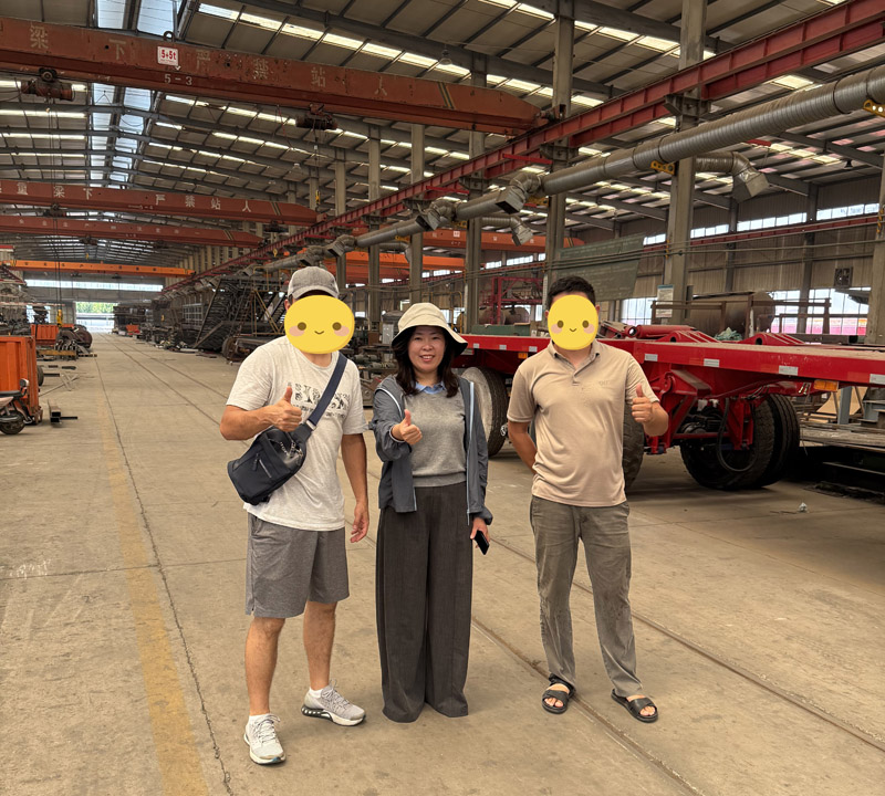 Kazakstanin asiakkaat kävivät paikan päällä Luyin tehtaalla, ja lavapuoliperävaunusopimus saatiin päätökseen.