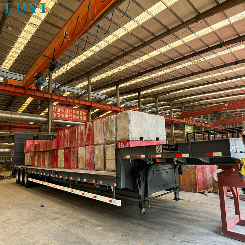 Saudi-asiakkaat suorittavat Luyin tehtaan tarkastuksen paikan päällä ja viimeistelevät 3-akselisten lavapuoliperävaunujen oston