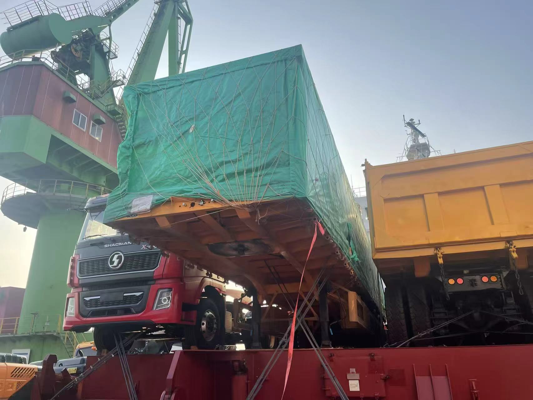 Uusi rajat ylittävä kuljetustilaus! Luyi 3-akselinen 4-jalkainen lavapuoliperävaunu purjehtii Kazakstaniin