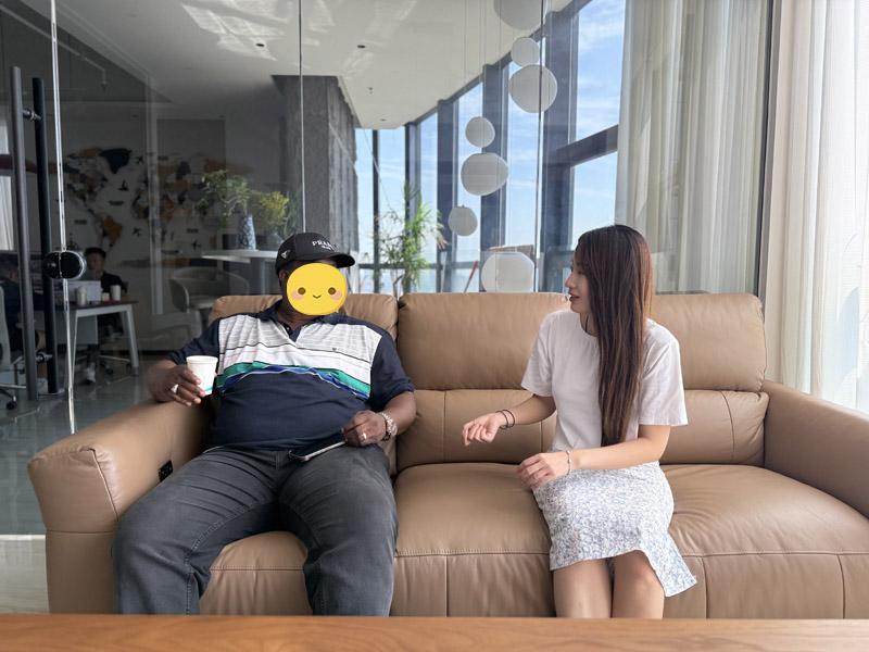 Kirgisian asiakkaat vierailevat Lu Yin tehtaalla ja allekirjoittavat onnistuneesti sopimuksen neliakselisista lavapuoliperävaunuista