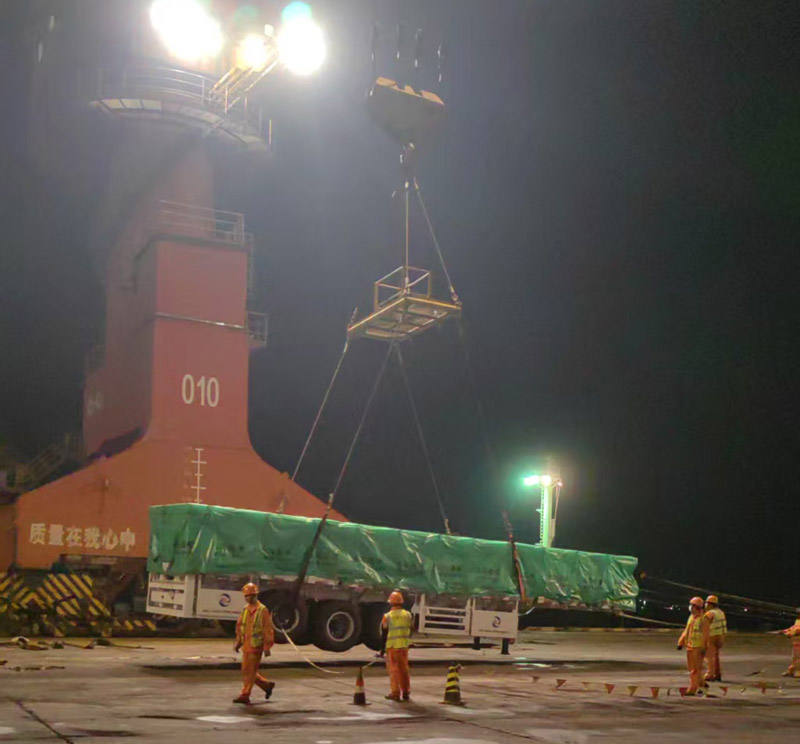 Erä kolmiakselisia Luyi-lavapuoliperävaunuja lähti liikkeelle ja lähetettiin onnistuneesti Omanin markkinoille