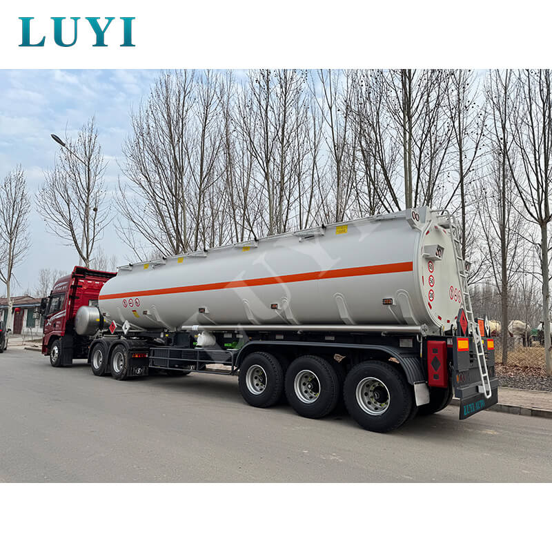 Luyi 3-akselinen 3000 litran öljysäiliöpuoliperävaunu lähetetty Senegaliin, mikä auttaa paikallista energiankuljetusta