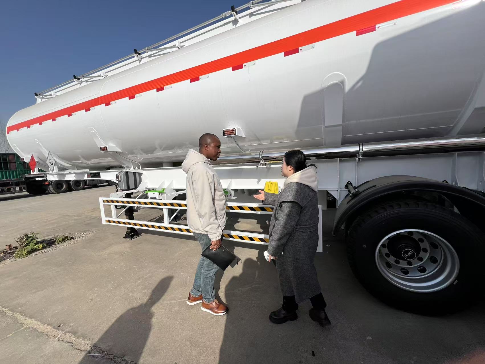 Guinealaiset asiakkaat vierailevat LUYI:n tuotantokeskuksessa, Witness 40T puoliperävaunujen tuotanto omakohtaisesti