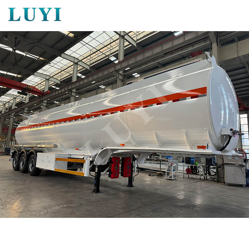 3-akselinen 60 tonnin 45 000 litran hiiliteräsöljysäiliön puoliperävaunu