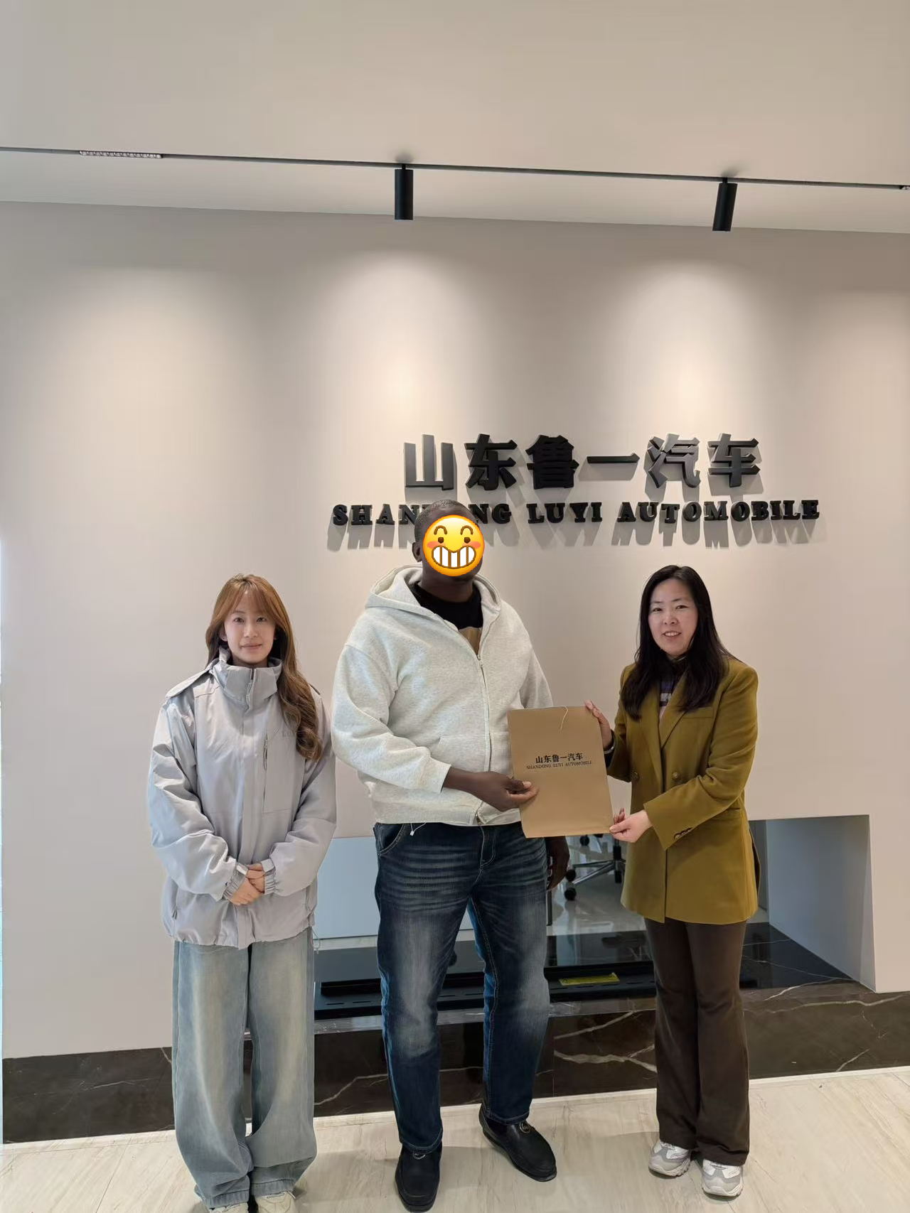 Tehdaskäynnistä tilausvahvistukseen: Kuinka Luyi Auto voitti norsunluurannikon asiakkaan luottamuksen neljälle raskaalle kippiautolle