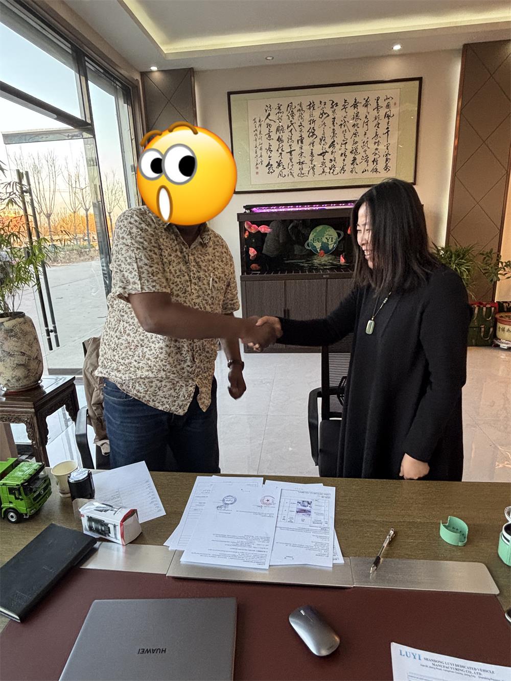 Kuinka Saudi-Arabian raskaan liikenteen yritys valitsi Luyi Auton 3 mukautetulle Lowboy-perävaunulle tehdaskäynnin jälkeen