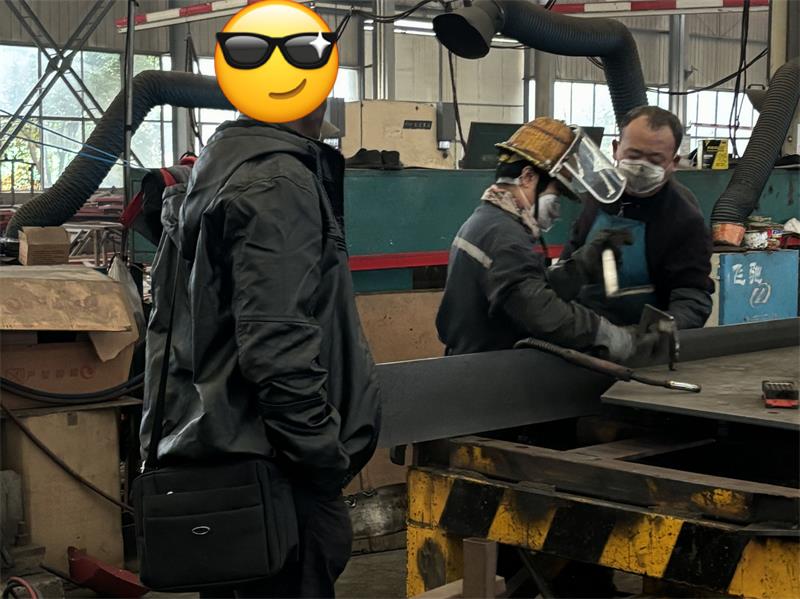 Kuinka LUYI auttoi Comoris Logistics -asiakasta parantamaan rahdin joustavuutta kolmella kolmiakselisella sivuseinämäisellä puoliperävaunulla Kuinka LUYI auttoi Comoris Logistics -asiakasta parantamaan rahdin joustavuutta kolmella kolmiakselisella sivuseinämäisellä puoliperävaunulla