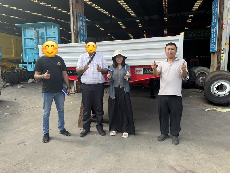 Kazakstan Logistics -asiakas vierailee Luyi Autossa ja tilaa 3 mukautettua 2-akselista sivuperävaunua