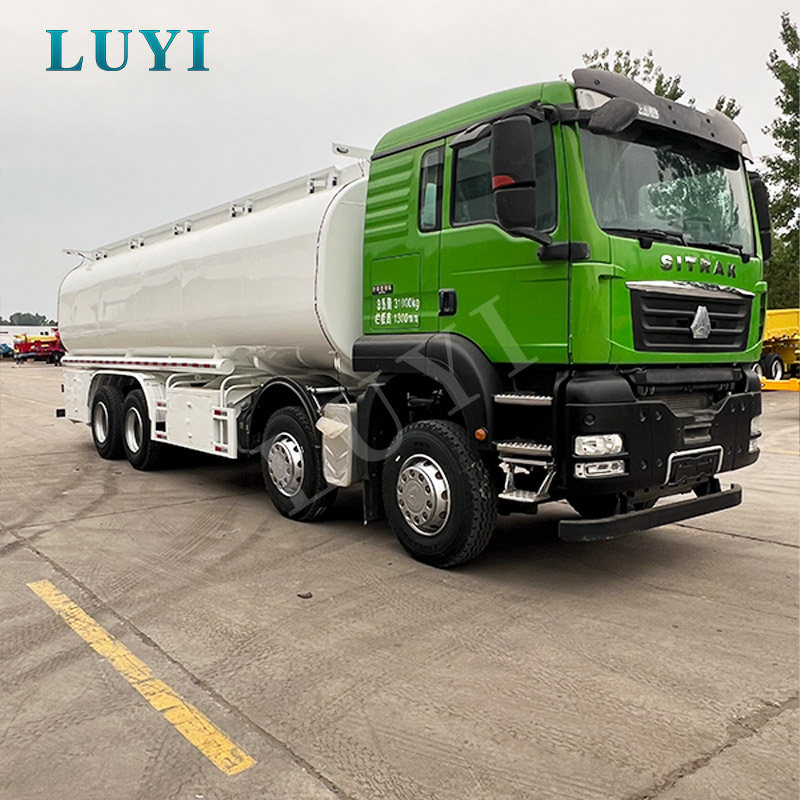 Sinotruk SITRAK 8×4 30000L hiiliteräksinen polttoainesäiliöauto